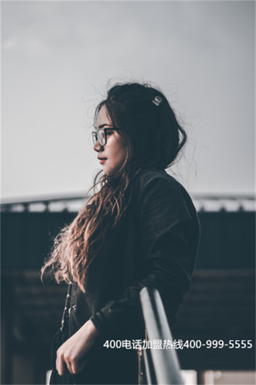 (400電話代理商怎么賺錢(qián))(400電話申請(qǐng)?jiān)鯓铀俣雀?？哪家代理商的安裝速度快？)